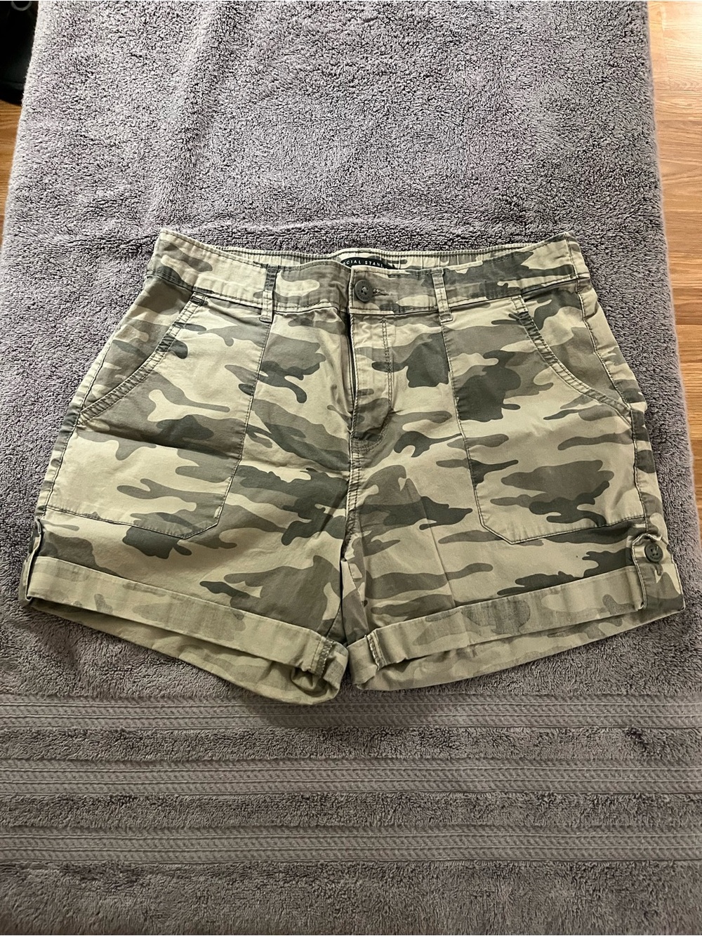 Sanctuary Camo Roll-Cuff Utility Shorts - Olive/Taupe